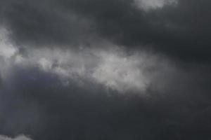 stormachtig weer en donker wolken foto