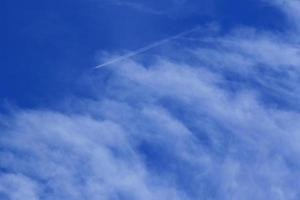 heldere blauwe lucht en witte wolken foto