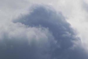 stormachtig weer en donker wolken foto