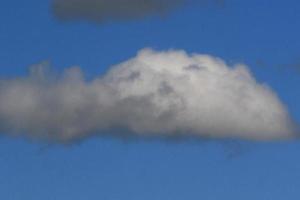 stormachtig weer en donker wolken foto