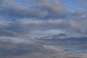 stormachtig weer en donker wolken foto