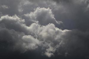 stormachtig weer en donker wolken foto