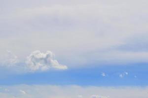 heldere blauwe lucht en witte wolken foto