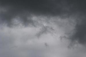 stormachtig weer en donker wolken foto