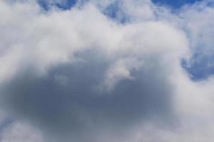 stormachtig weer en donker wolken foto