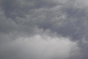 stormachtig weer en donker wolken foto