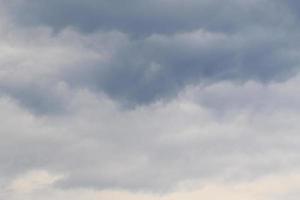 stormachtig weer en donker wolken foto