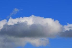 stormachtig weer en donker wolken foto