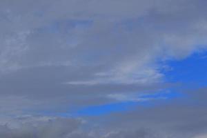 stormachtig weer en donker wolken foto