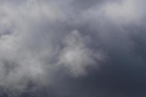 stormachtig weer en donker wolken foto