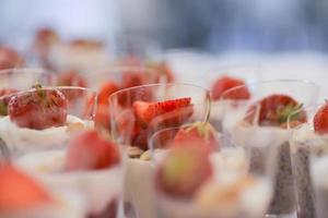 smakelijk veganistisch snoepgoed geregeld Aan de tafel voor bruiloft ontvangst foto