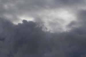 stormachtig weer en donker wolken foto