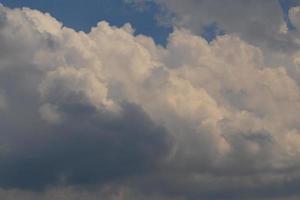 stormachtig weer en donker wolken foto