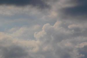 stormachtig weer en donker wolken foto