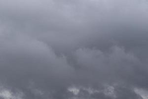stormachtig weer en donker wolken foto