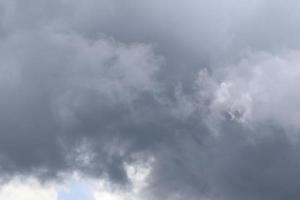 stormachtig weer en donker wolken foto