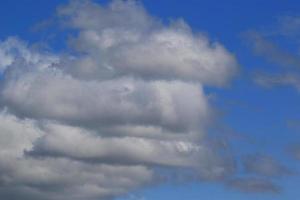 stormachtig weer en donker wolken foto