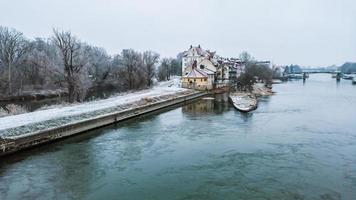 regensburg stad reis in winter tijd. visie van de steen brug foto