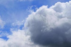 stormachtig weer en donker wolken foto