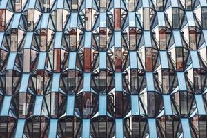 london, uk, 2020 - architectonisch gebouw met glazen ramen foto