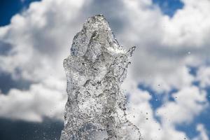 fontein spatten water structuur in de lucht foto