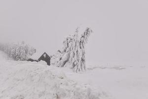winter besneeuwd weg in bergachtig regio na zwaar sneeuwval in Roemenië foto