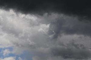 stormachtig weer en donker wolken foto