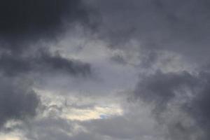 stormachtig weer en donker wolken foto