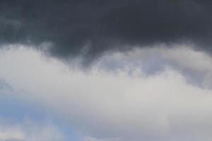 stormachtig weer en donker wolken foto