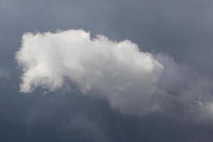 stormachtig weer en donker wolken foto