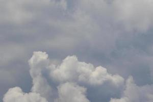 stormachtig weer en donker wolken foto