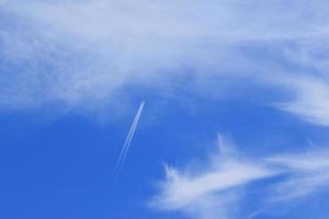 heldere blauwe lucht en witte wolken foto