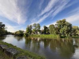 voorjaar landschap in de buurt Donau rivier- in regensburg stad, Duitsland foto