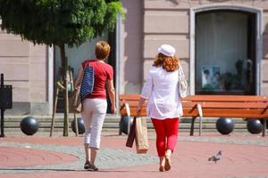 vrouw wandelen Aan de straat Aan een zonnig dag foto
