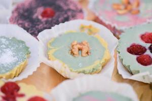 smakelijk veganistisch snoepgoed geregeld Aan de tafel voor bruiloft ontvangst foto