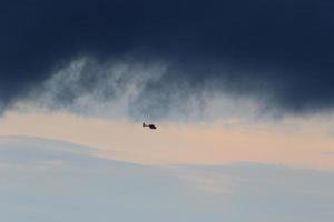 stormachtig weer en donker wolken foto