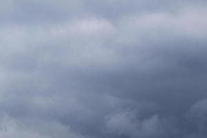 stormachtig weer en donker wolken foto