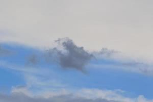 stormachtig weer en donker wolken foto