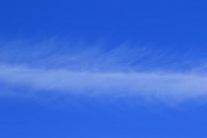 heldere blauwe lucht en witte wolken foto