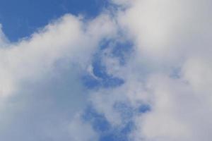 heldere blauwe lucht en witte wolken foto