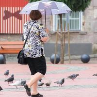 mensen met paraplu wandelen Aan de straat foto