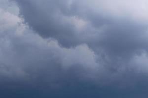 stormachtig weer en donker wolken foto