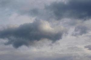 stormachtig weer en donker wolken foto