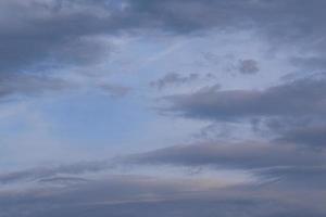 stormachtig weer en donker wolken foto