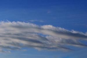 stormachtig weer en donker wolken foto