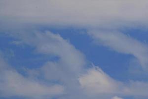 heldere blauwe lucht en witte wolken foto