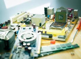 selectief focus computer spaander Aan stopcontact. chipset Aan elektronisch stroomkring bord van pc moederbord Bij reparatie werkplaats. CPU chippen. elektronisch componenten. computer hardware. upgrade computer bewerker chippen. foto