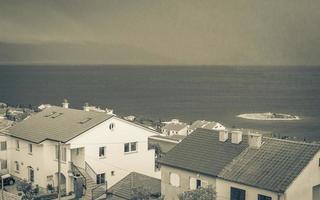 novi vinodolski san marino eiland regenachtige bewolkte dag in kroatië. foto