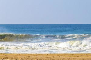 extreem reusachtig groot surfer golven Bij strand puerto escondido Mexico. foto