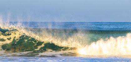 extreem reusachtig groot surfer golven Bij strand puerto escondido Mexico. foto